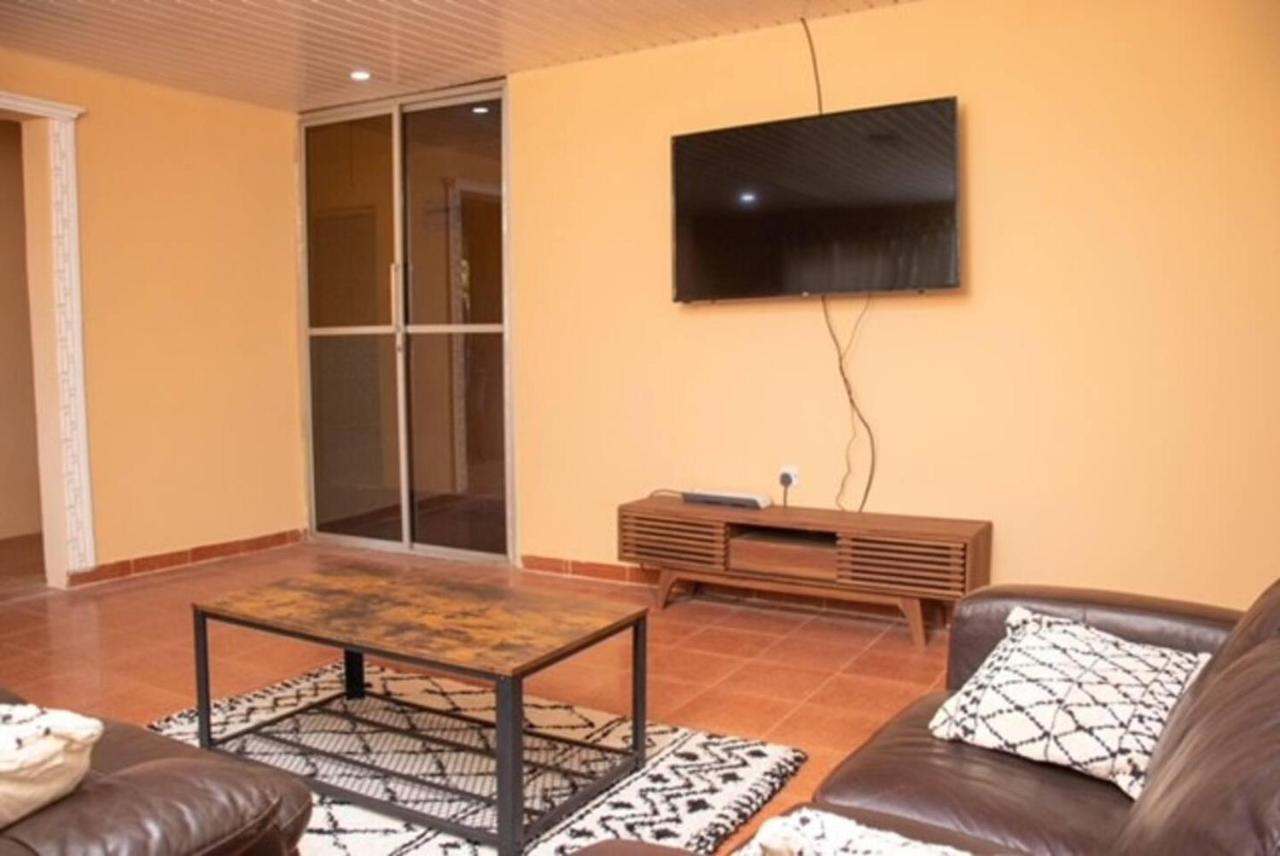Fully Aircondition 3Bed Villa- A C- Wifi- Hotwater Freetown Exteriér fotografie