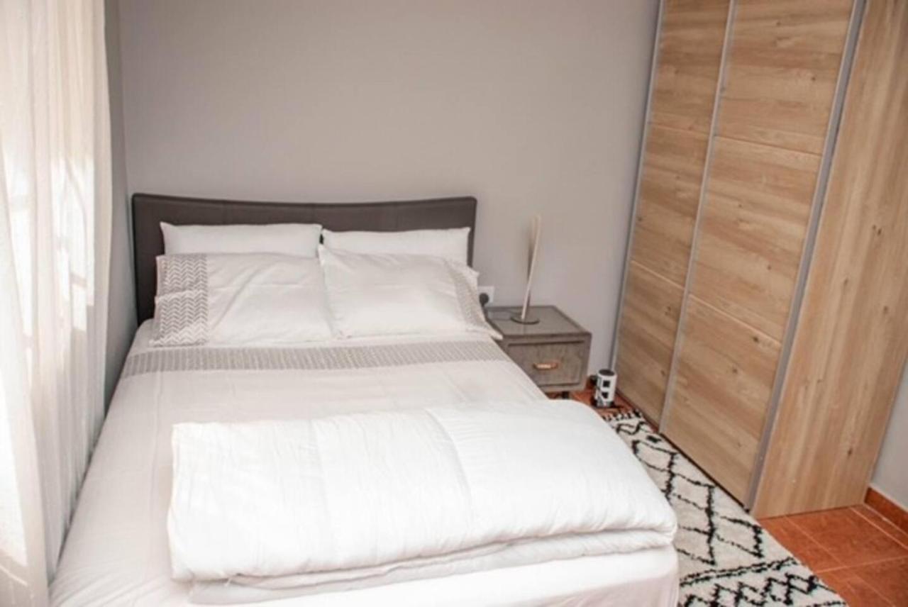 Fully Aircondition 3Bed Villa- A C- Wifi- Hotwater Freetown Exteriér fotografie